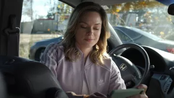 Chaqueta de chándal Adidas SST usada por Leslie Babcock (Tonya Glanz) como se ve en Hightown (S02E04)