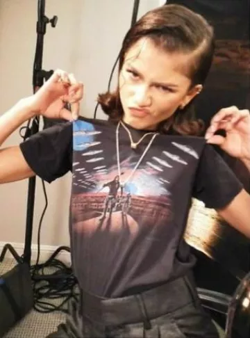 Boucles d’oreilles Bvlgari B.Zero1 Rock en or jaune avec pavé de diamants portées par Zendaya chez Coleman Dune : Partie 2 Presse le 2 février 2024