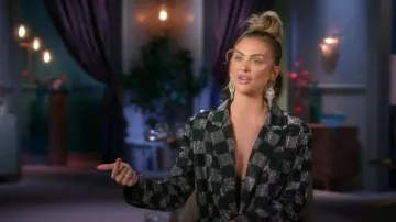 Blazer Akira Pop Star à carreaux en strass porté par Lala Kent comme on le voit dans Vanderpump Rules (S11E01)