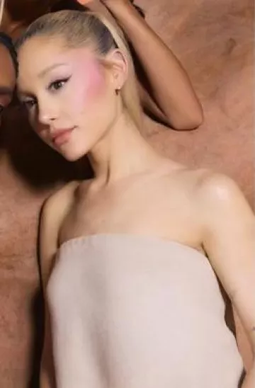 Anita Ko Huggies con centro de diamantes de pera usado por Ariana Grande en el Instagram de R.E.M. Beauty el 2 de febrero de 2024