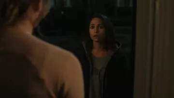 James Perse Vin­tage Supi­ma Cot­ton-Jer­sey Hoodie worn by Jackie Quiñones (Monica Raymund) as seen in Hightown (S02E06)