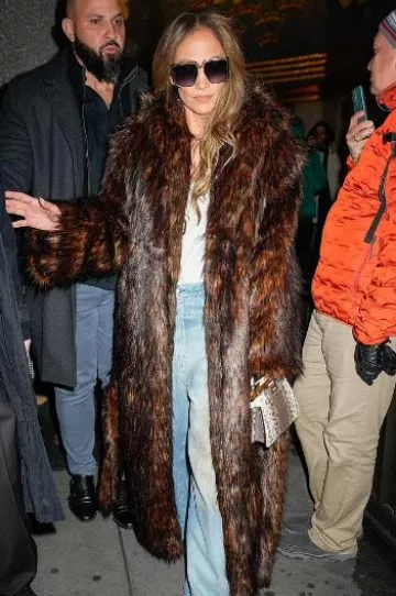 Acne Studios Distressed Oversized Low Rise Jeans usados por Jennifer Lopez en la ciudad de Nueva York el 2 de febrero de 2024