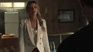 Blazer blanco de Balmain con cierre cruzado en tono dorado usado por Renee Segna (Riley Voelkel) como se ve en Hightown (S02E08)