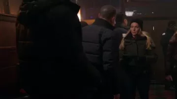 Outdoor Survival Canada Veste Nini portée par Hailey Upton (Tracy Spiridakos) telle qu’on la voit à Chicago P.D. (S11E02)