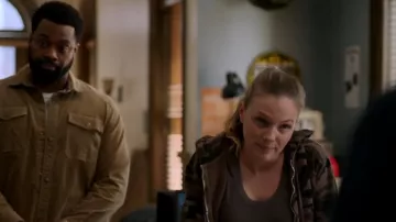 Nili Lotan Camouflage Hoodie porté par Hailey Upton (Tracy Spiridakos) comme on le voit dans Chicago P.D. (S11E02)