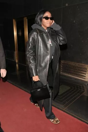 Lunettes de soleil Prada Pr 26Zs portées par Ayo Edebiri à New York le 2 février 2024