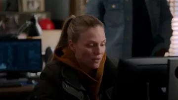 Sweat à capuche Madewell porté par Hailey Upton (Tracy Spiridakos) comme on le voit à Chicago P.D. (S11E03)