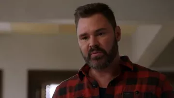 Ralph Lauren Chemise boutonnée en flanelle portée par Adam Ruzek (Patrick Flueger) dans Chicago P.D. (S11E03)