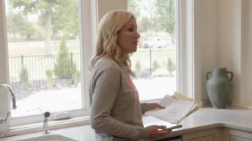 Sudadera Gap Vintage usada por Jenny Marrs como se ve en Fixer to Fabulous (S05E11)