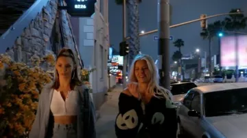 Vêtu d’un cardigan Lala Visionary porté par Ariana Madix comme on le voit dans Vanderpump Rules (S11E01)