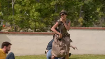 Vestido cruzado fruncido de Tory Burch usado por Rosario Dawson como se ve en Celebrity IOU (S07E06)