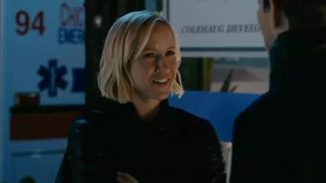 Chaqueta universitaria de trapo y hueso usada por Hannah Asher como se ve en Chicago Med (S09E03)