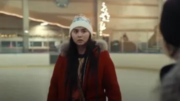 Abrigo Parka de manta roja usado por Leah Danvers (Isabella Star LaBlanc) como se ve en True Detective (T04E02)
