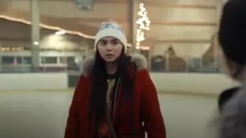 Red Blan­ket Parka Coat worn by Leah Danvers (Is­abel­la Star LaBlanc) as seen in True Detective (S04E02)