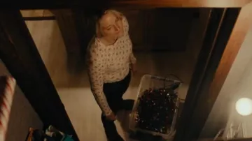 Lucky Drand Ther­mal Knit Top worn by Liz Danvers (Jodie Fos­ter) as seen in True Detective (S04E02)