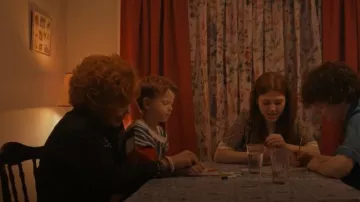 Chaqueta vaquera Levis usada por la hermana principal Rose (Nora McLellan) como se ve en Son of a Critch (T03E03)