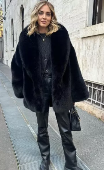 Collar colgante de diamantes de imitación Bold de Chiara Ferragni usado por Chiara Ferragni en su historia de Instagram el 1 de febrero de 2024