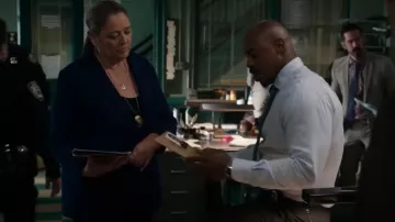 Blazer Calvin Klein à manches roulées ouvertes sur le devant porté par le lieutenant Kate Dixon (Camryn Manheim) dans Law & Order (S23E03)