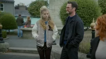 Minifalda a cuadros a cuadros de H&M usada por Beatrice Garston (Holly Sturton) como se ve en Santuario: Un cuento de brujas (T01E06)