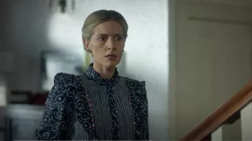 Blusa Sezane Coletta usada por Abigail Whithall (Amy De Bhrún) como se ve en Santuario: Cuento de brujas (T01E05)
