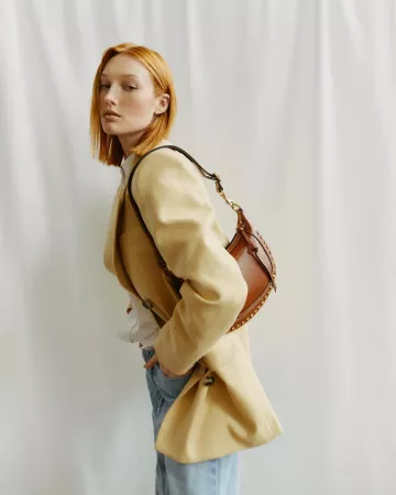 Bolso de luna de Isabel Marant Oskan usado por Meredith Duxbury en su Instagram el 1 de febrero de 2024