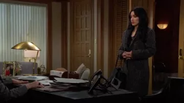 Manteau Rta Jamson porté par Audra Charles (Zuleyka Silver) comme on le voit dans Les Feux de l’amour le 31 janvier 2024