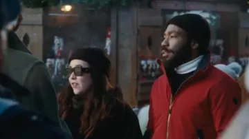 Veste de ski à capuche Rossignol Palmares portée par John Smith (Donald Glover) comme on le voit dans Mr. & Mrs. Smith (S01E03)