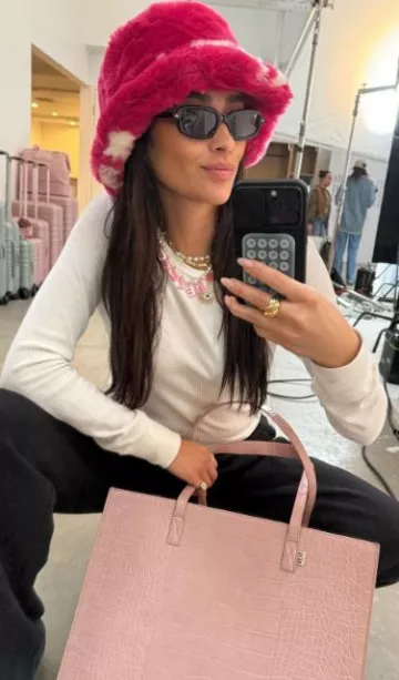 Crap Eyewear the Dream Cassette Lunettes de soleil portées par Shay Mitchell sur sa Story Instagram le 1er février 2024