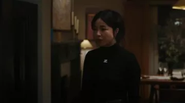 Jersey acanalado de Courrèges usado por Jane Smith (Maya Erskine) como se ve en Mr. & Mrs. Smith (S01E04)