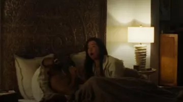Pijama de ribetes de contraste de pluma pequeña usados por Jane Smith (Maya Erskine) como se ve en Sr. y Sra. Smith (S01E04)