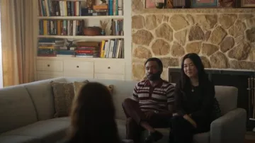 Dries Van Noten Mirko Pull porté par John Smith (Donald Glover) tel qu’on le voit dans Mr. & Mrs. Smith (S01E06)