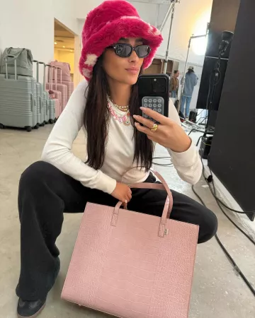 Étui à ventouse en silicone Octobuddy porté par Shay Mitchell sur sa Story Instagram le 1er février 2024