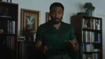 Chemise Dries Van Noten Carltone portée par John Smith (Donald Glover) comme on le voit dans Mr. & Mrs. Smith (S01E06)