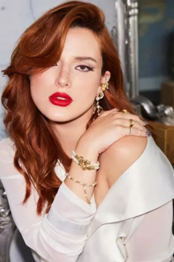Aretes colgantes de la dinastía Thorne usados por Bella Thorne en su historia de Instagram el 3 de febrero de 2024