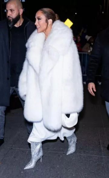 Vestido midi de David Koma Cady usado por Jennifer Lopez en la publicación de Saturday Night Live el 3 de febrero de 2024