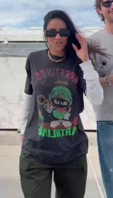 Chemise vintage 1997 Looney Tunes Marvin the Martian portée par Shay Mitchell sur sa Story Instagram le 30 janvier 2024