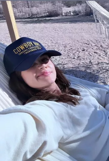 Gorra de béisbol vaquera Sendero Provisions usada por Lucy Hale en su historia de Instagram el 30 de enero de 2024