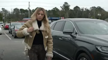 Michael Kors Shearling Y Chaqueta Moto De Cuero Usada Por Renee Segna (Riley Voelkel) como se ve en Hightown (S02E09)