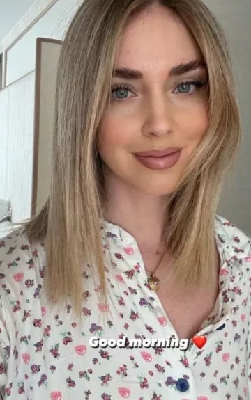 Collar con colgante de diamantes de imitación Chiara Ferragni Bold usado por Chiara Ferragni en su historia de Instagram el 29 de enero de 2024