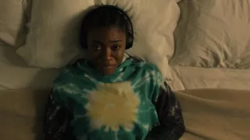 Sudadera con capucha Monrow Tie Dye Pullover Sweatshirt usada por Charmaine (Imani Lewis) como se ve en Hightown (S02E08)