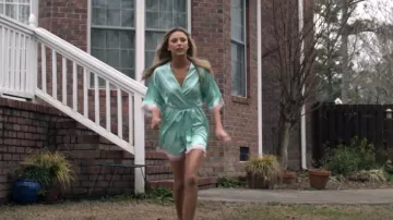 Victoria's Secret XS W Satin Robe Pink Lace Xs/S Aqua Top usado por Renee Segna (Riley Voelkel) como se ve en Hightown (T02E08)