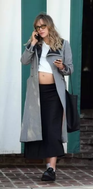 Mocasines de cuero cepillado con chocolate de Prada usados por Suki Waterhouse en West Hollywood el 1 de febrero de 2024