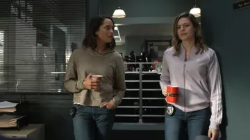 James Perse Vin­tage French Ter­ry Cropped Hoodie worn by Jackie Quiñones (Monica Raymund) as seen in Hightown (S02E10)