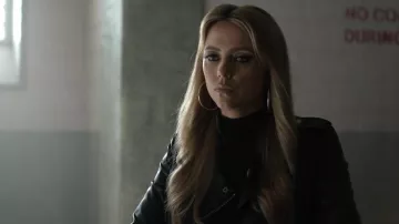 Trave Emma Shaped Mock Neck Top usado por Renee Segna (Riley Voelkel) como se ve en Hightown (T02E10)
