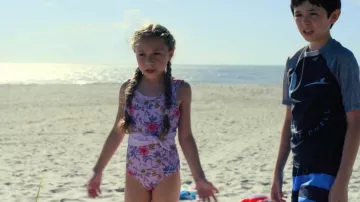 Maillot de bain Art Class Girls Violet Floral One Pc porté par Sarah (Kaya Rosenthal) comme on le voit dans Hightown (S03E01)