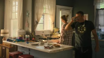 Camiseta Boston Bruins Mens Brass Tracks usada por Ray Abruzzo (James Badge Dale) como se ve en Hightown (S03E02)