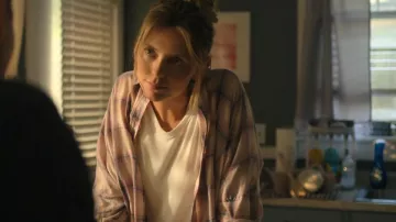 American Eagle Mujer Camisa de playa rosa de gran tamaño con botones usada por Renee Segna (Riley Voelkel) como se ve en Hightown (S03E02)