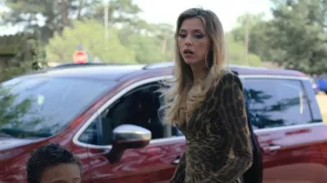 Alexandre Vauthier Leopard Print Bodycon Mini Dress usado por Renee Segna (Riley Voelkel) como se ve en Hightown (S03E02)