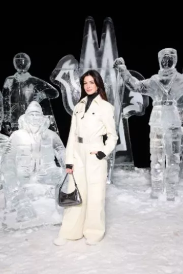 Bolso de hombro Bvlgari Serpenti Baia usado por Anne Hathaway en el desfile de Moncler Grenoble el 3 de febrero de 2024