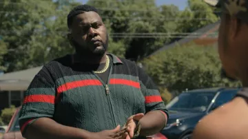 Polo Denim House Prestige Original usado por Osito (Atkins Estimond) como se ve en Hightown (S03E02)